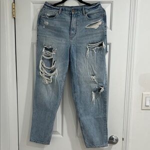 American Eagle Outfitters Light Blue Distressed Relaxed Mom Jeans